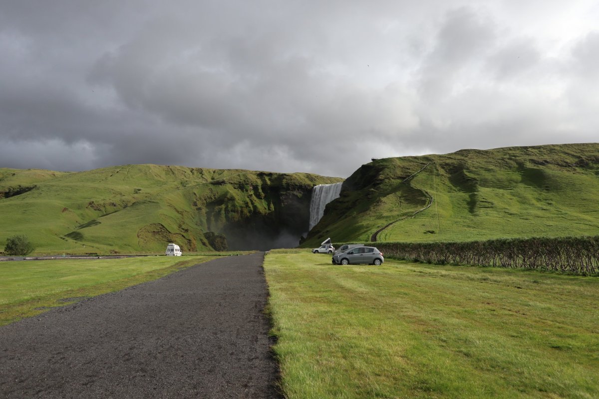 Prázdný kemp Skogafoss.
