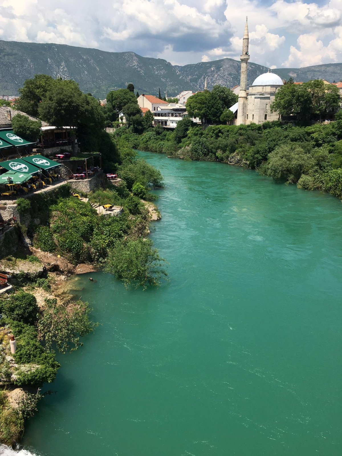 Řeka Neretva. Fotka není upravená, takhle modrá je voda ve skutečnosti