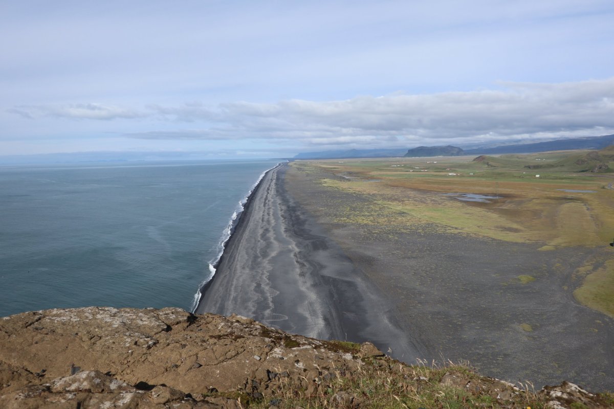 Pohled na pobřeží u majáku - Dyrhólaey.