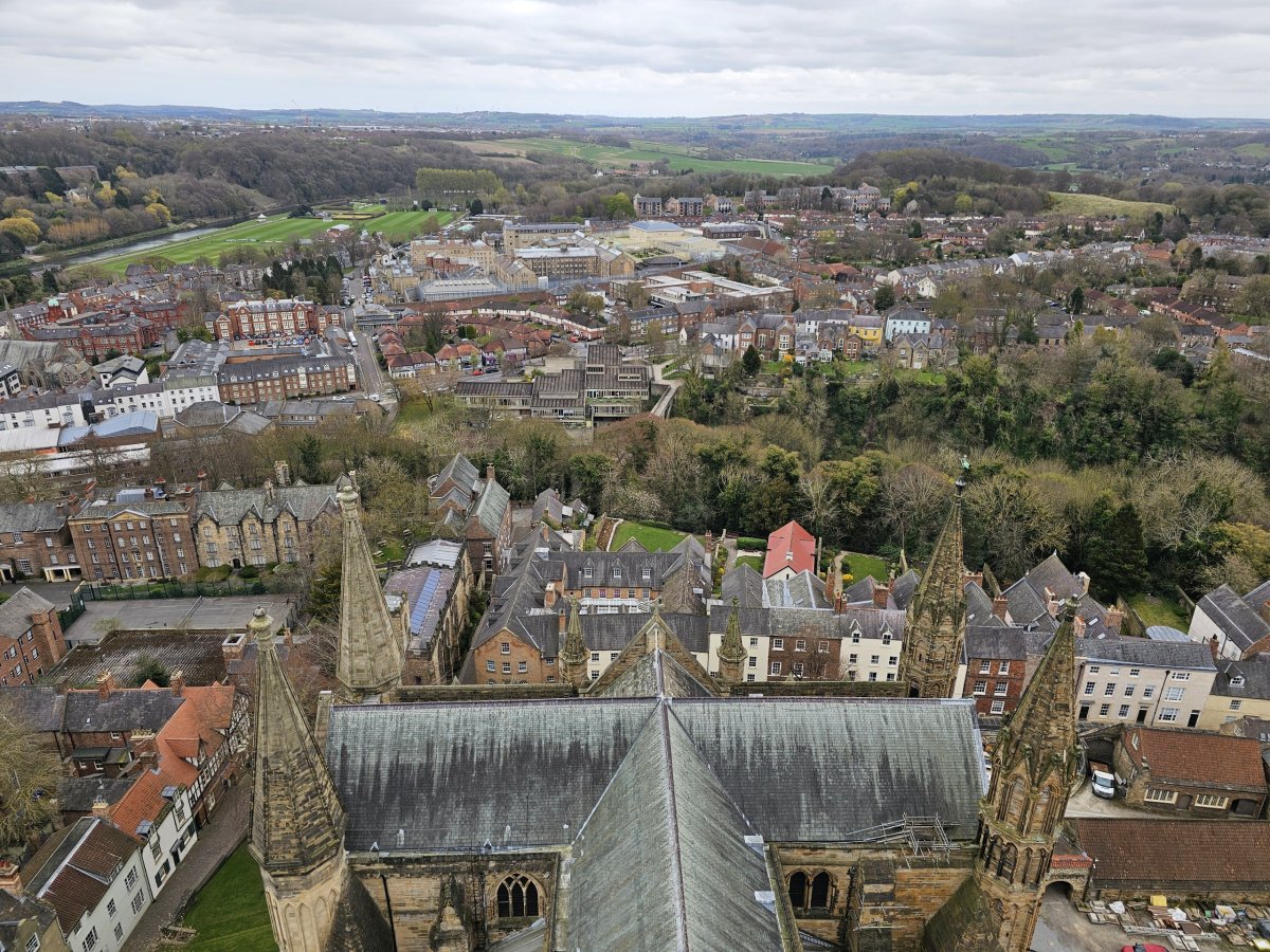 Výhled ze střechy katedrály
