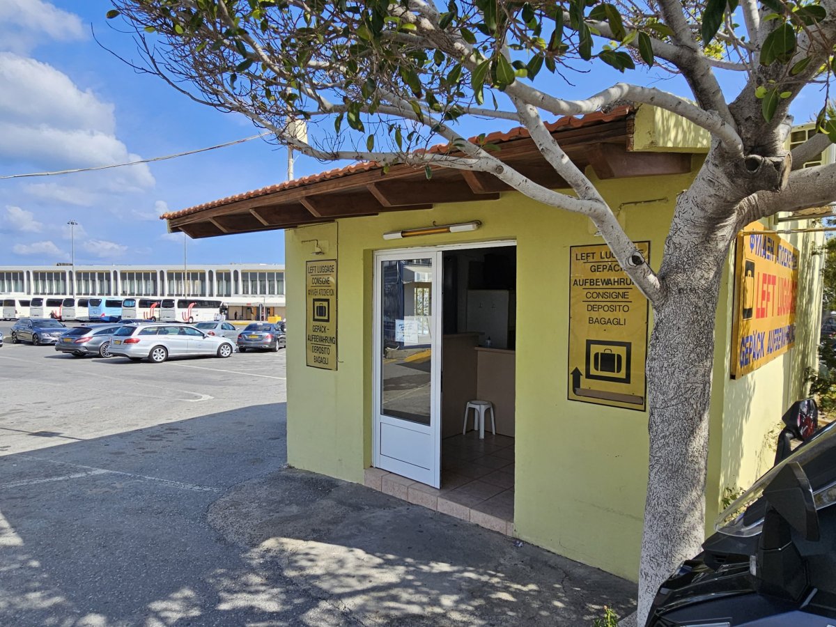 Úschovna zavazadel u zastávky bus, letiště Heraklion