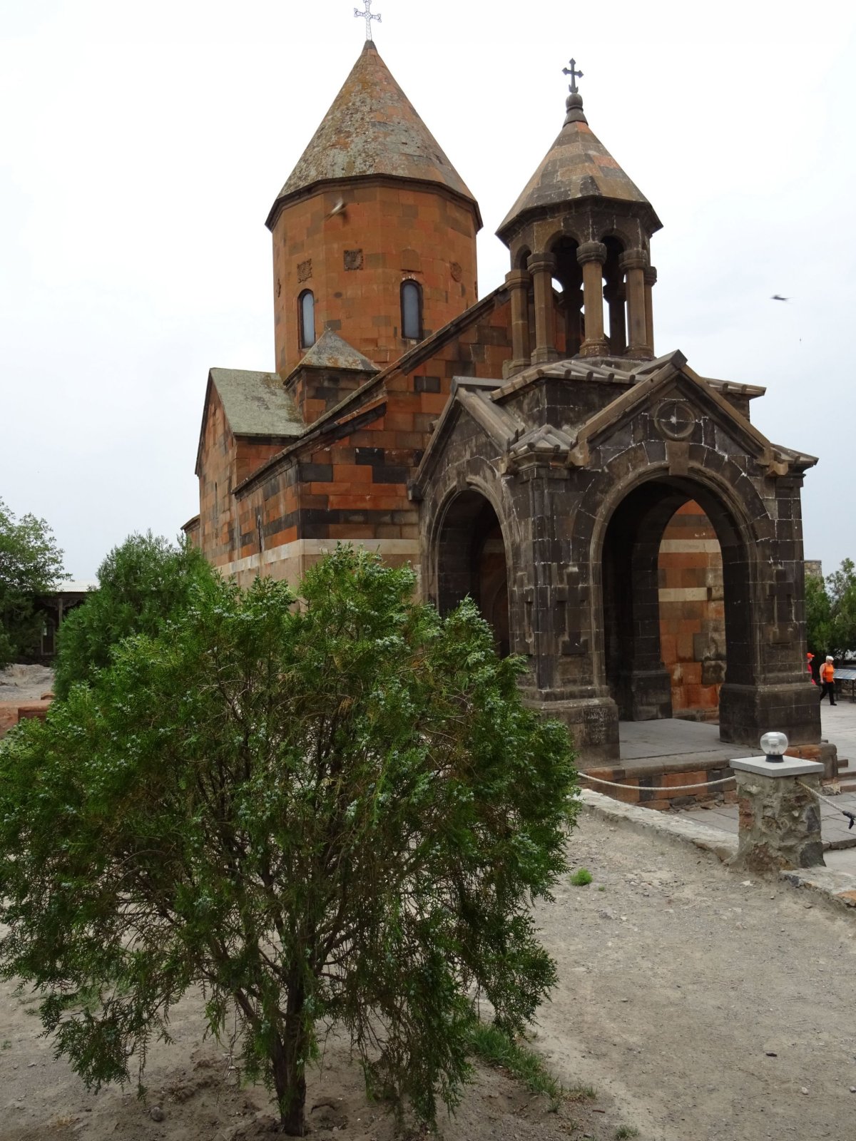 První zastávka byla u klášteru Khor Virap na dohled od tureckých hranic. Internet nás lákal na krásné fotky s horou Ararat na po