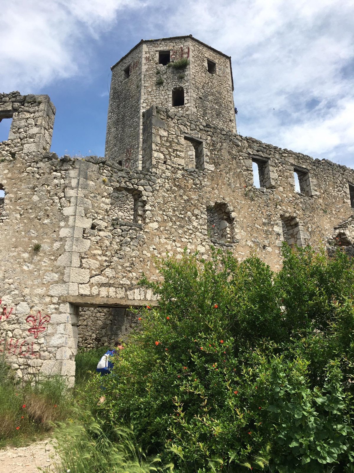 Pevnost tyčící se nad městem