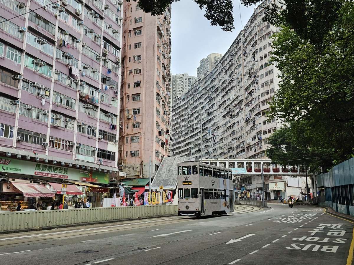 Monster Building při pohledu z hlavní ulice