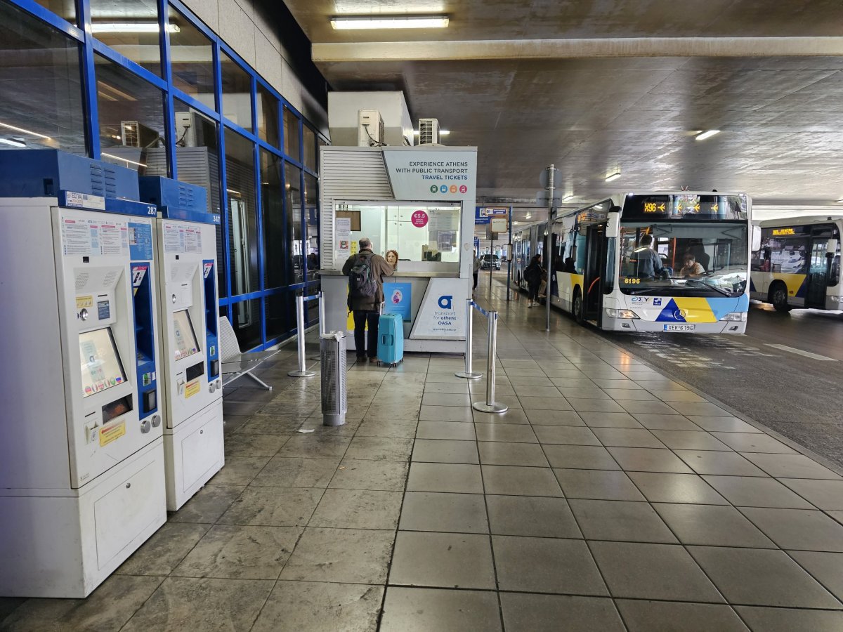 Automaty a pokladna na zastávce autobusů, letiště Athény