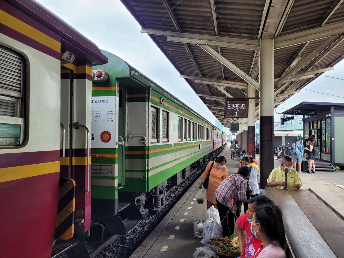 Nástupiště na nádraží Thonburi