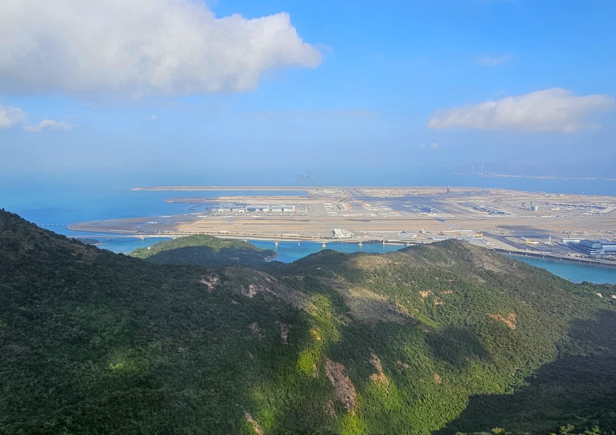 Výhled z lanovky na letiště HKG