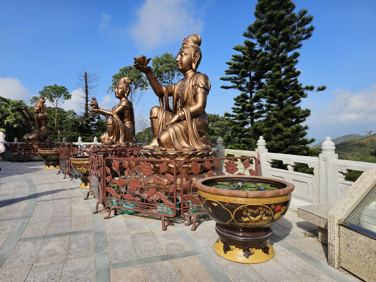 Menší sochy Buddhy na ochozu