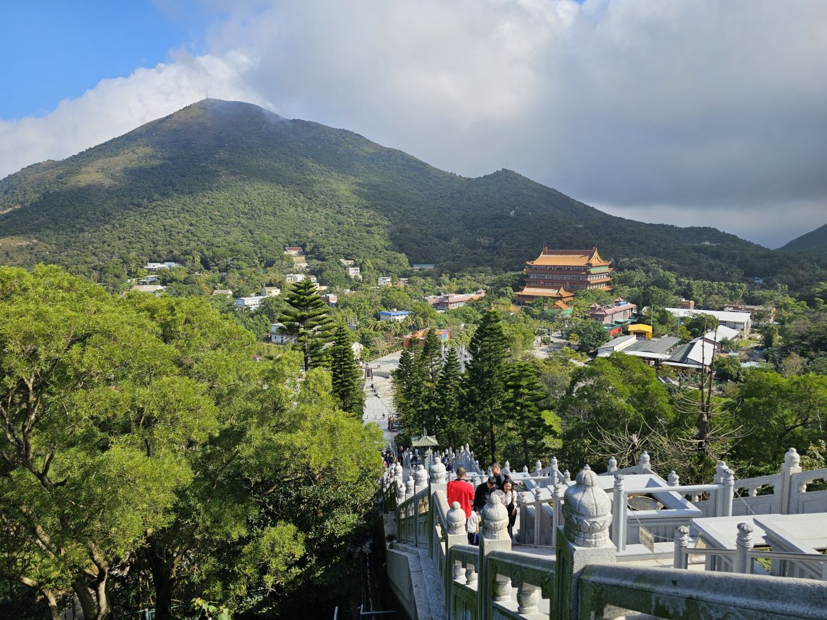 Výhled na klášter Po Lin