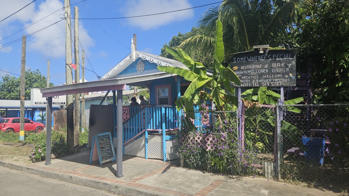 Malá restaurace u pláže v Gros Islet
