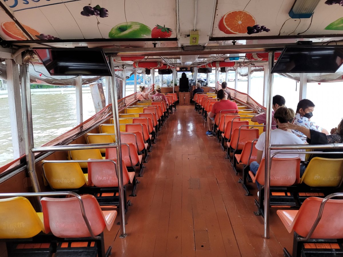 Interiér Chao Phraya Express Boat