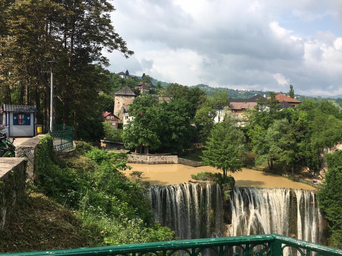 Jajce - to první co po příjezdu uvidíte. Foceno pár minut po bouři...