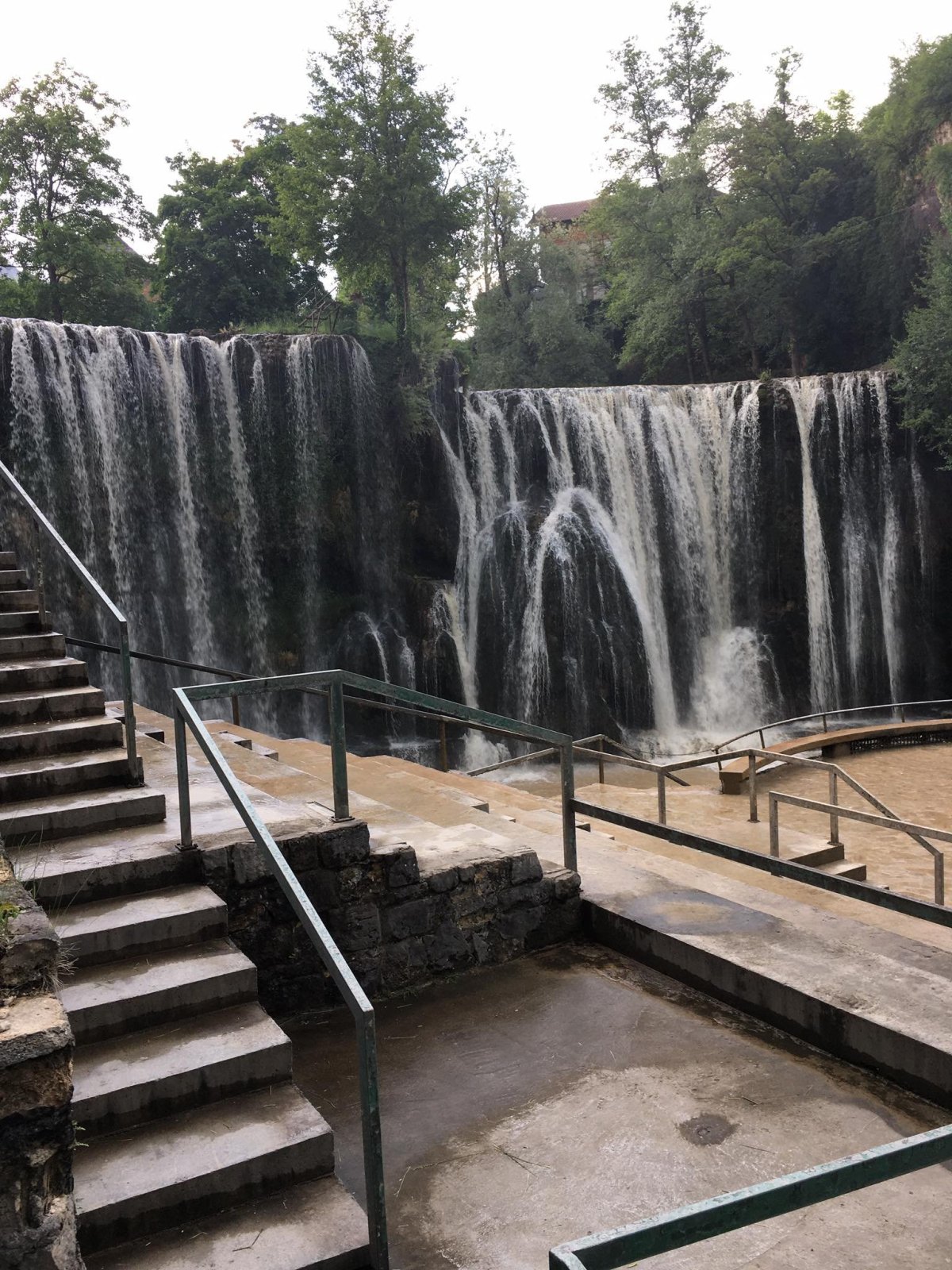 Známé vodopády jen pár metrů od centra města