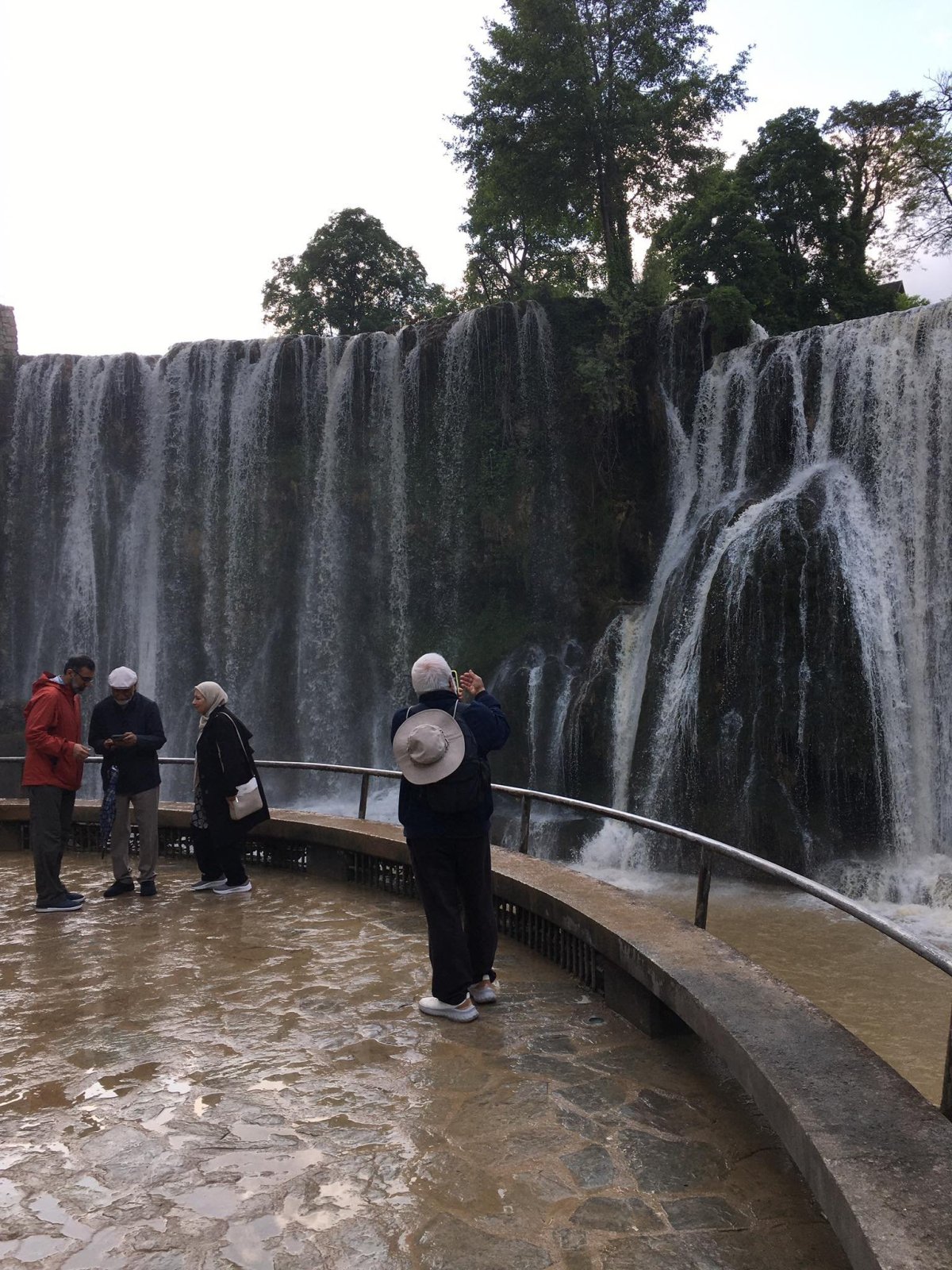 Padající vodu zde máte doslova na dosah ruky
