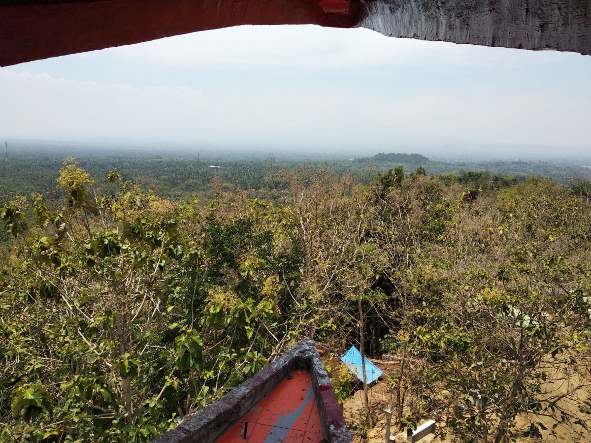 Ze zobáku je vidět Borobudur