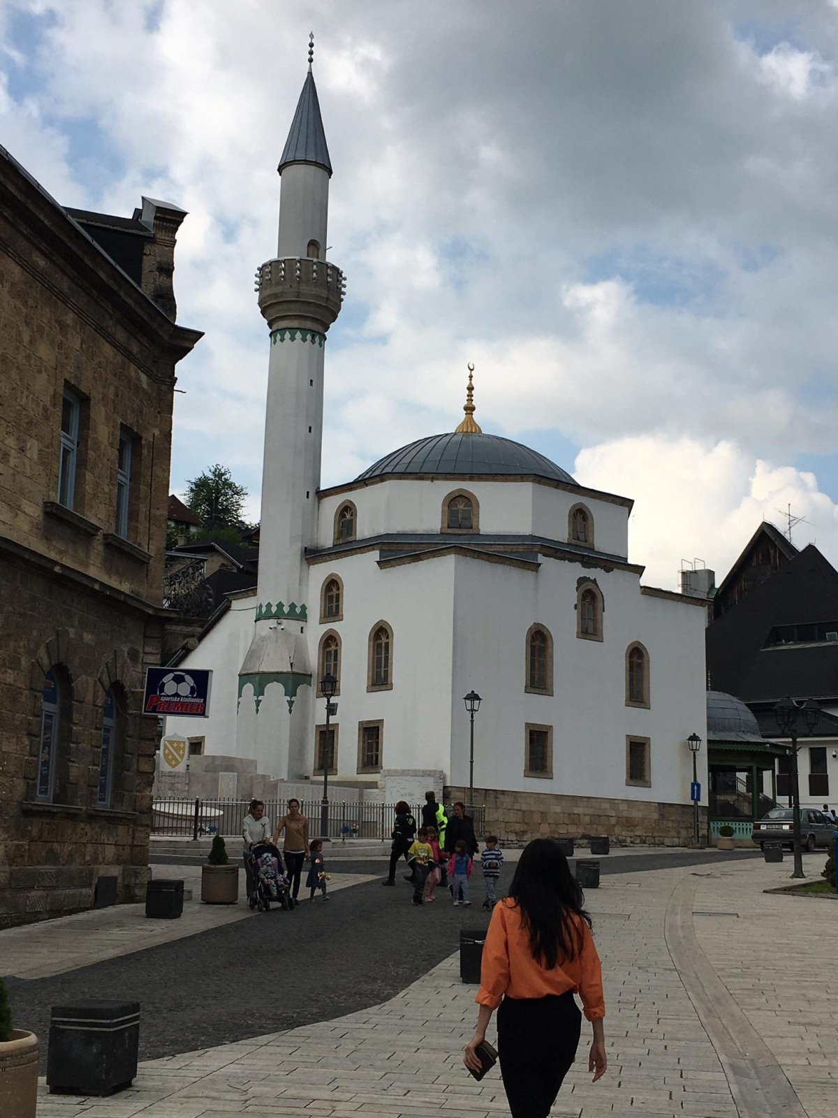 Jedna z mnoha mešit. V budově nalevo se nachází moje ubytování