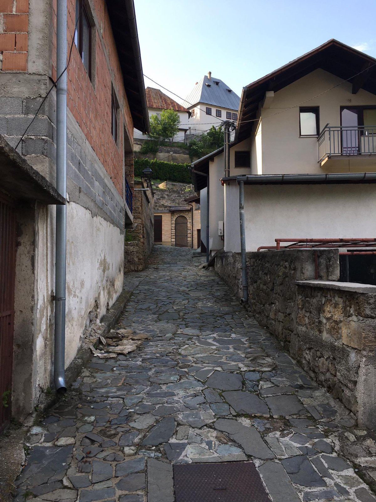 Také zde je plno křivolakých kamenitých uliček