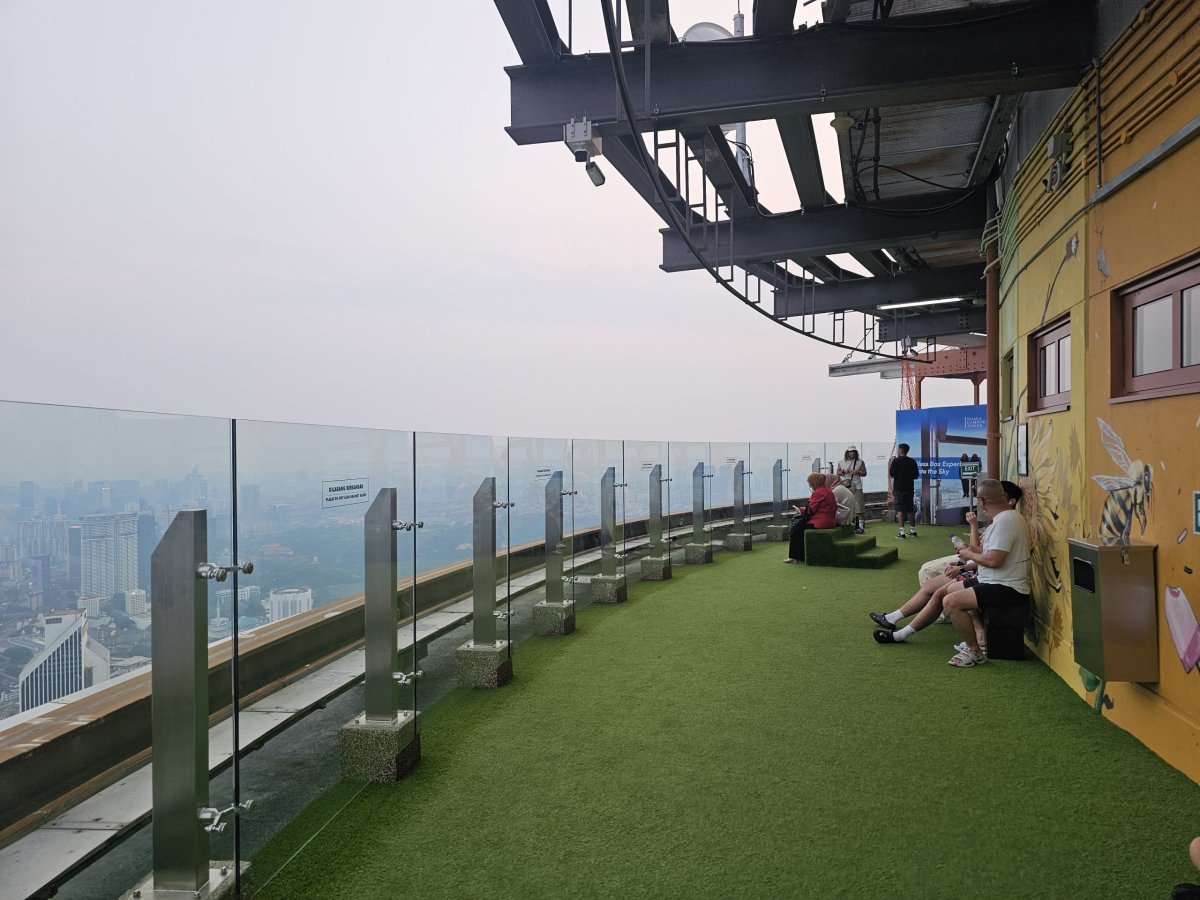 Venkovní terasa věže Menara