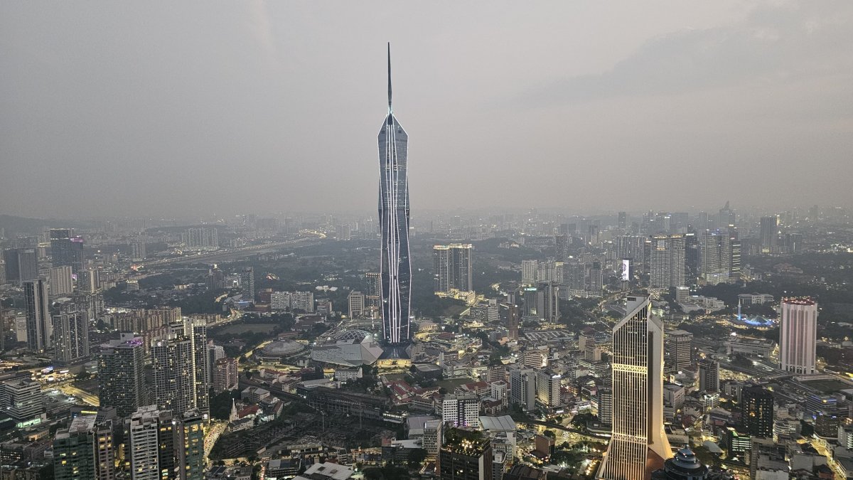 Výhled z věže Menara na mrakodrap Merdeka 118