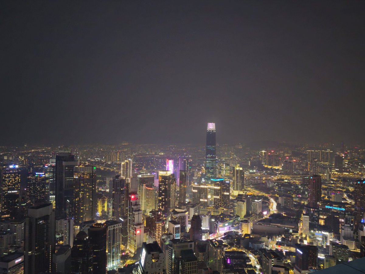 Noční Kuala Lumpur z věže Menara