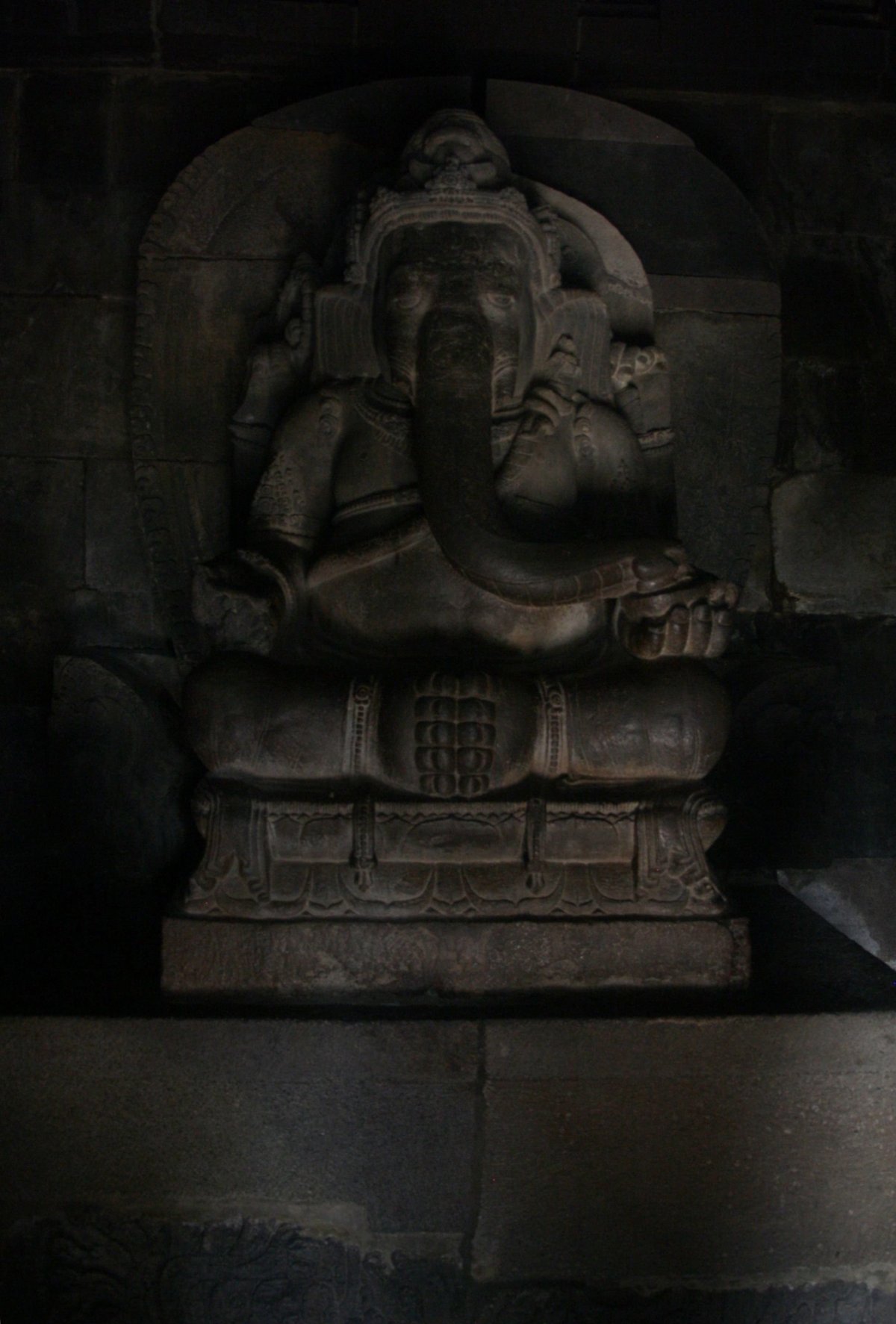 Uvnitř se ukrývá Ganéša