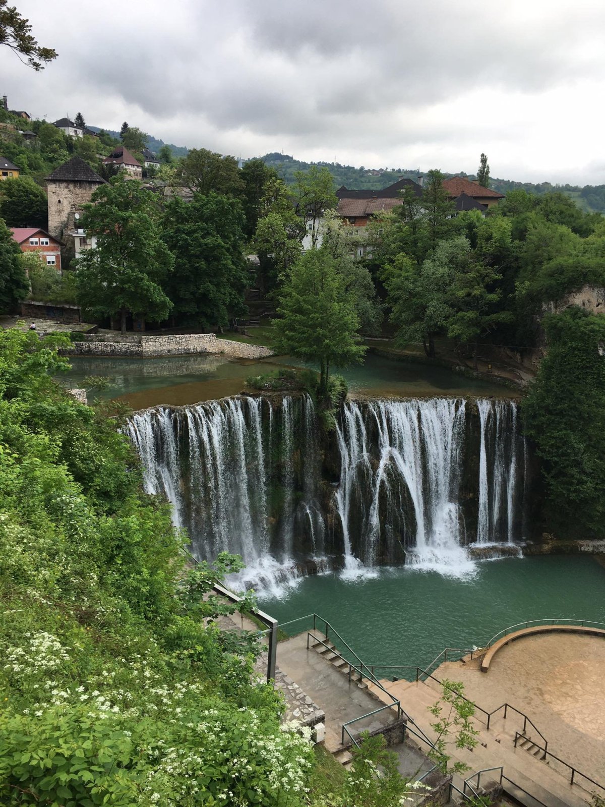Vodopády v Jajce. S čistou vodou vypadají hned lépe...