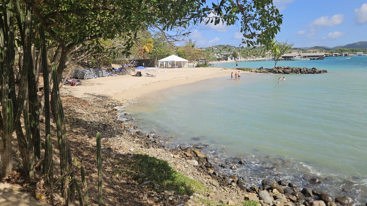 Malé pláže pod Pigeon Island