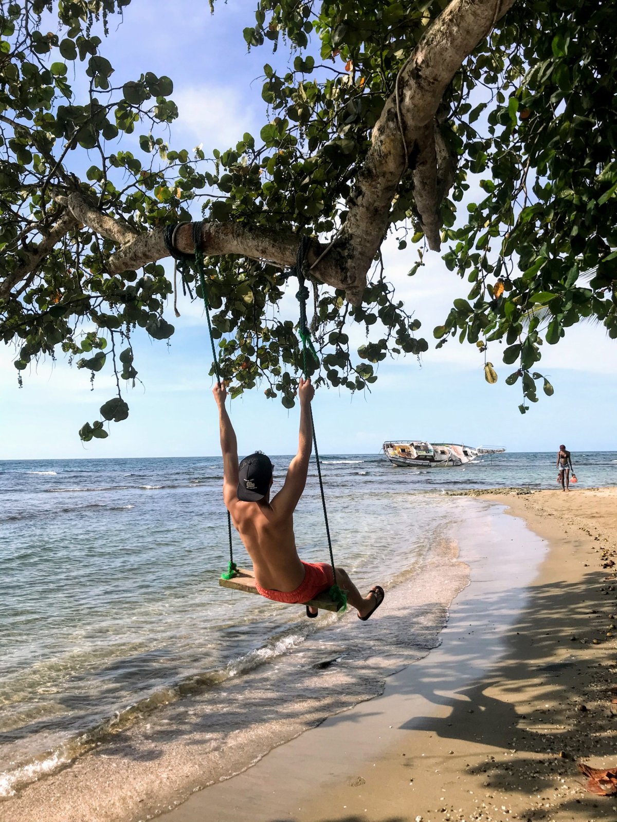 Houpačky jsou všude okolo pláže