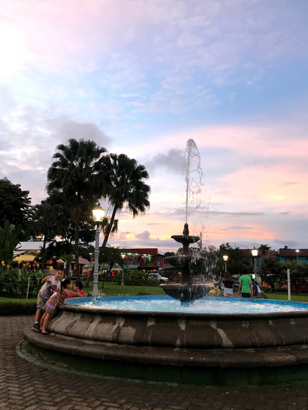 Západ slunce na náměstí v La Fortuna