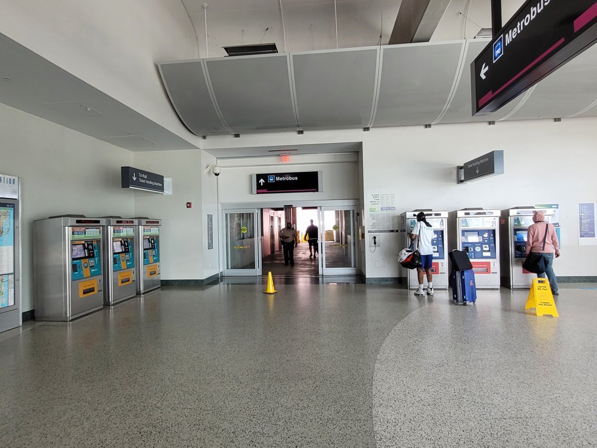 Vlevo automaty na vlak Tri-Rail, uprostřed vstup k autobusům, vpravo automat na metro+bus