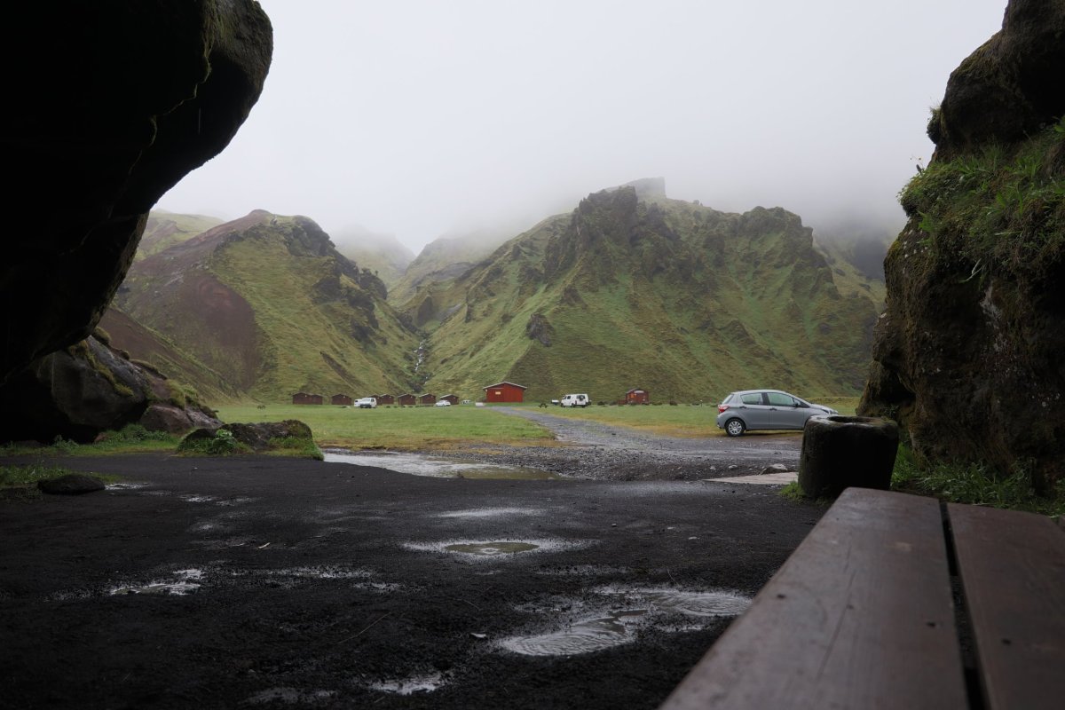 Kemp Thakgil - pohled z jeskyně.