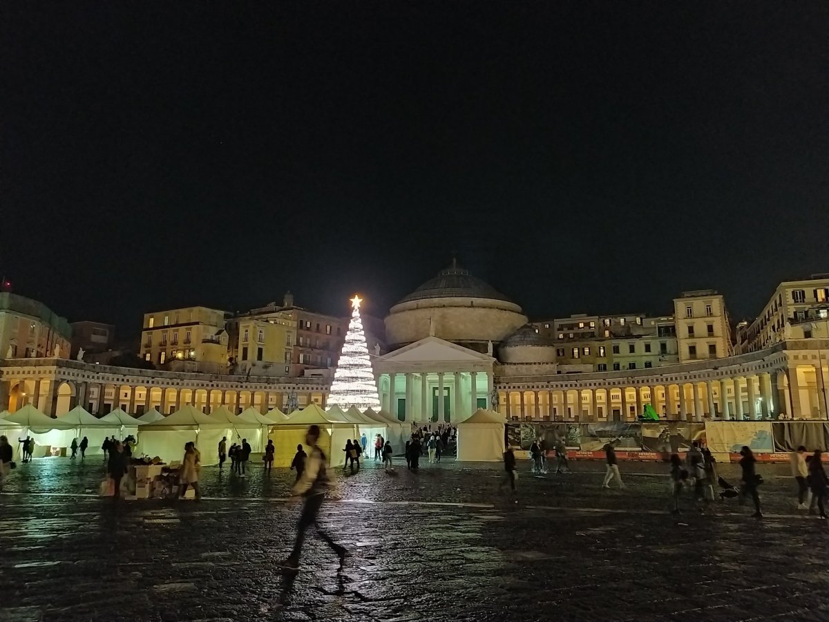 Piazza del Plebiscito s bazilikou a dalším vánočním stromkem