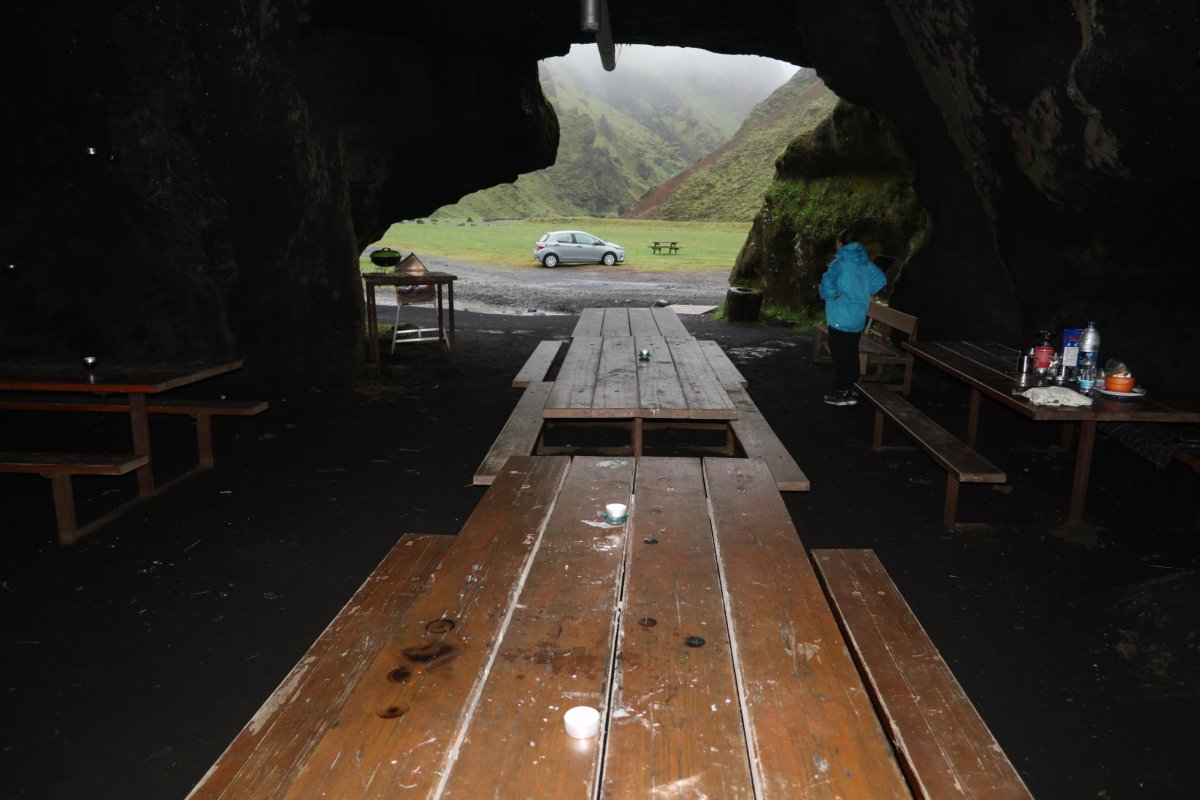 Jídelna v jeskyni - Thakgil.
