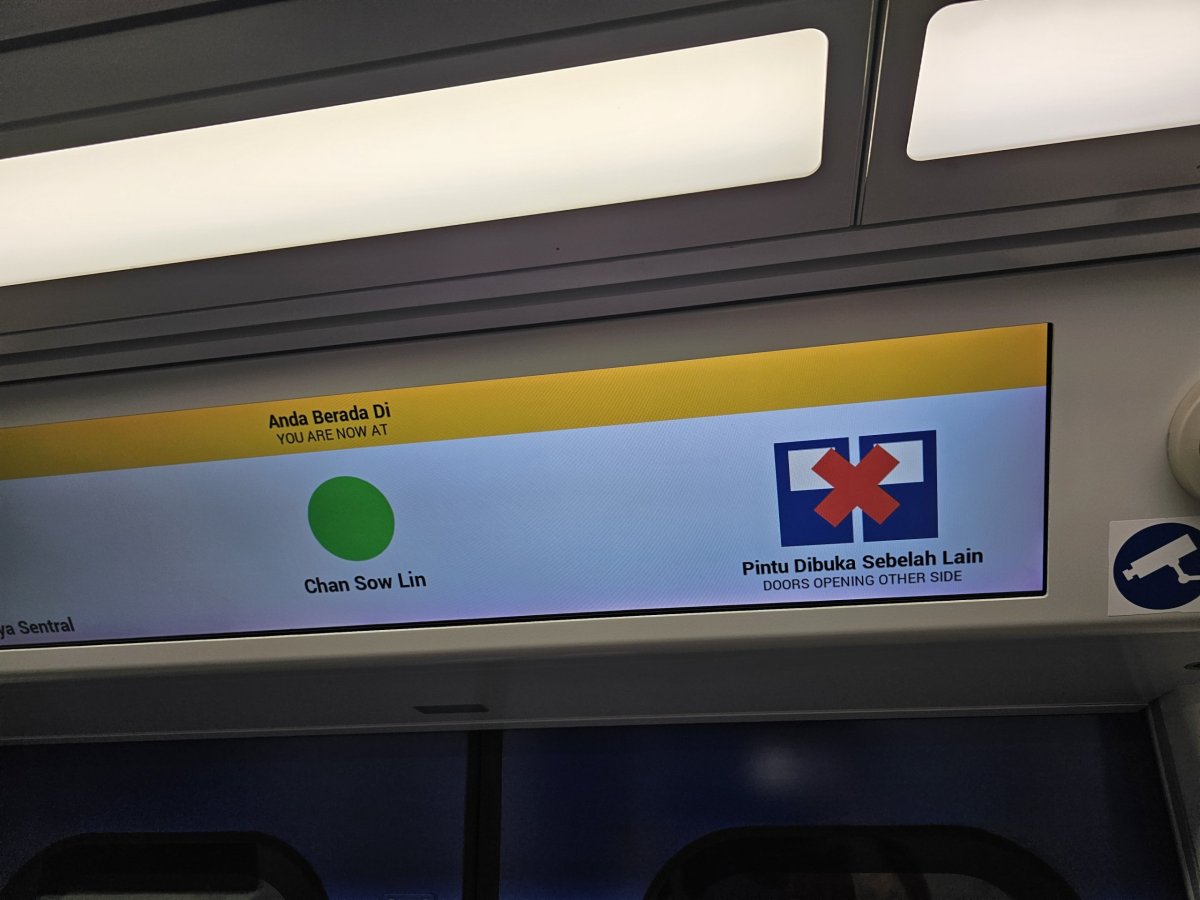 Infografika, na jaké straně se otevřou dveře v metru