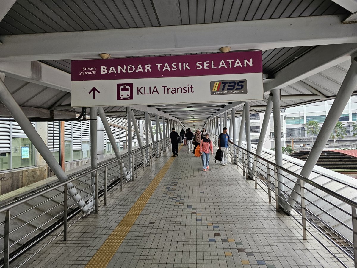 Pěší chodba od metra k autobusovému terminálu