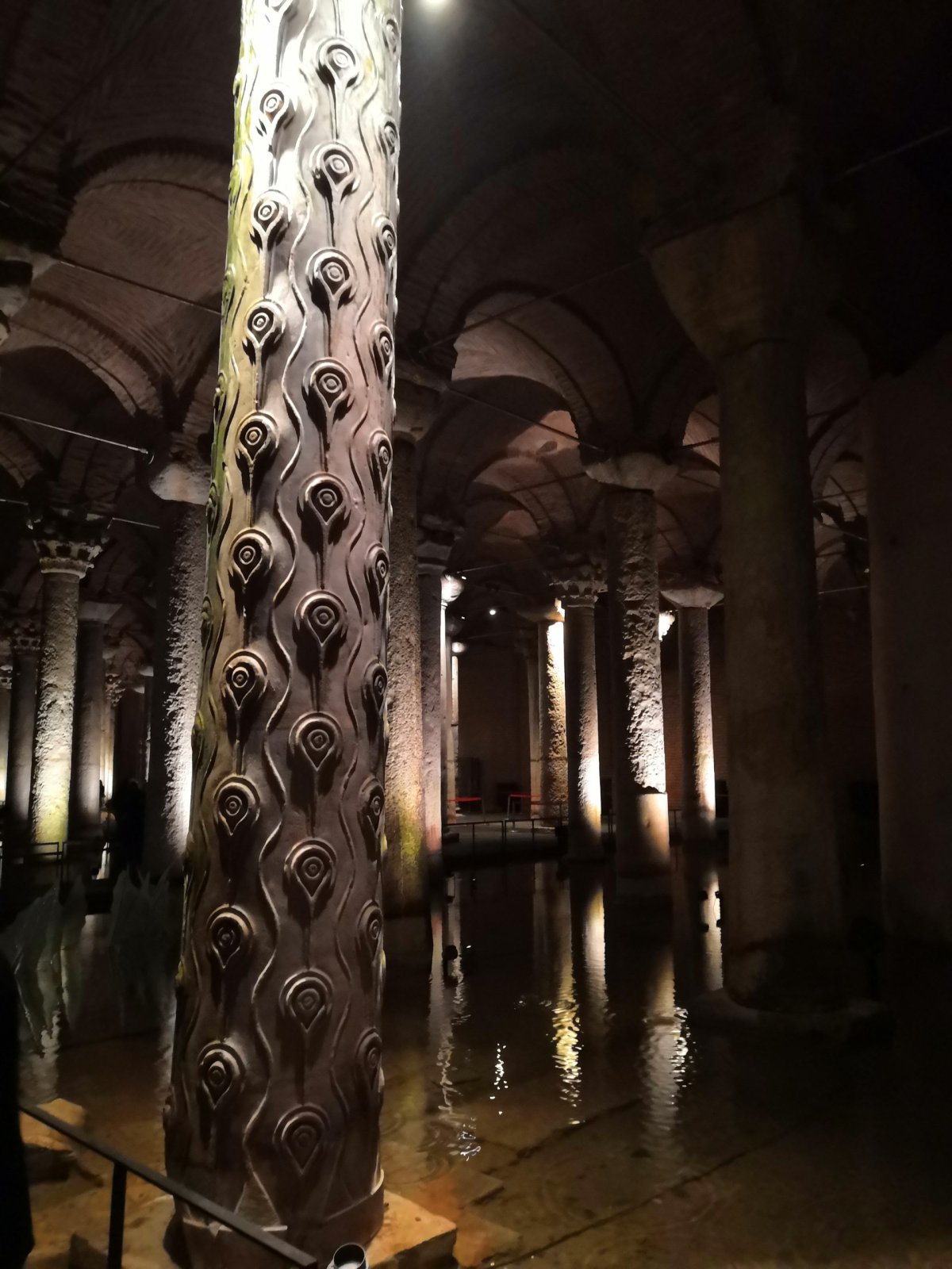 Zajímavě zdobený sloup