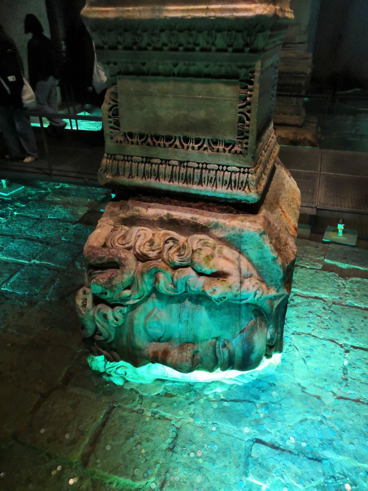 Podstavce některých sloupů jsou zdobené