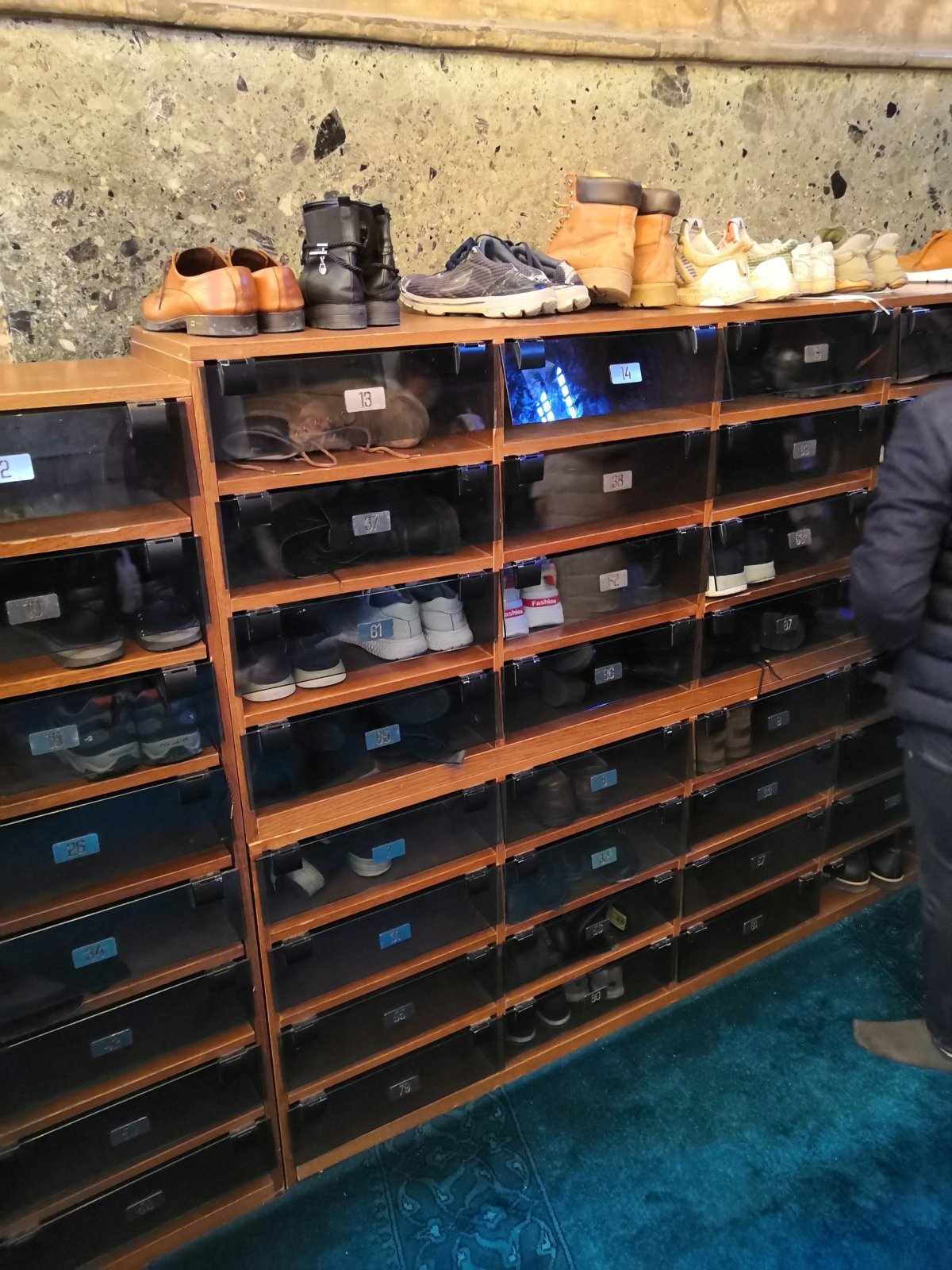 Botníky před vstupem