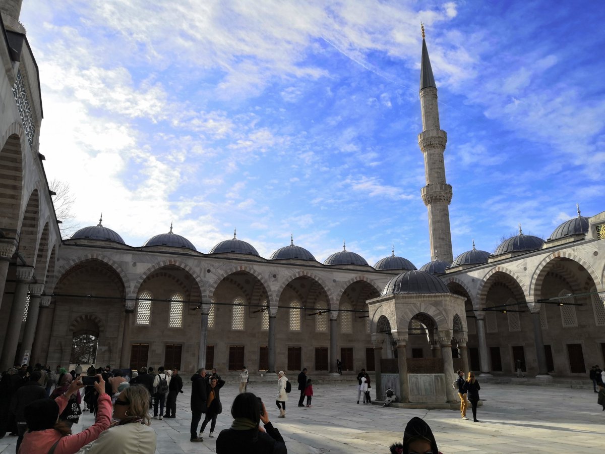 Plácek před vstupem