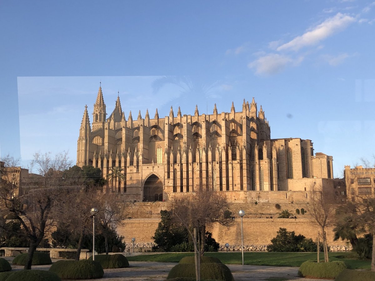 Pohled z busu 28 na katedrálu v Palmě