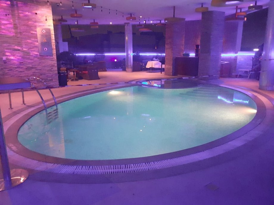 bazén na střeše hotelu, bohužel v nočních hodinách zavřeno kvůli baru 