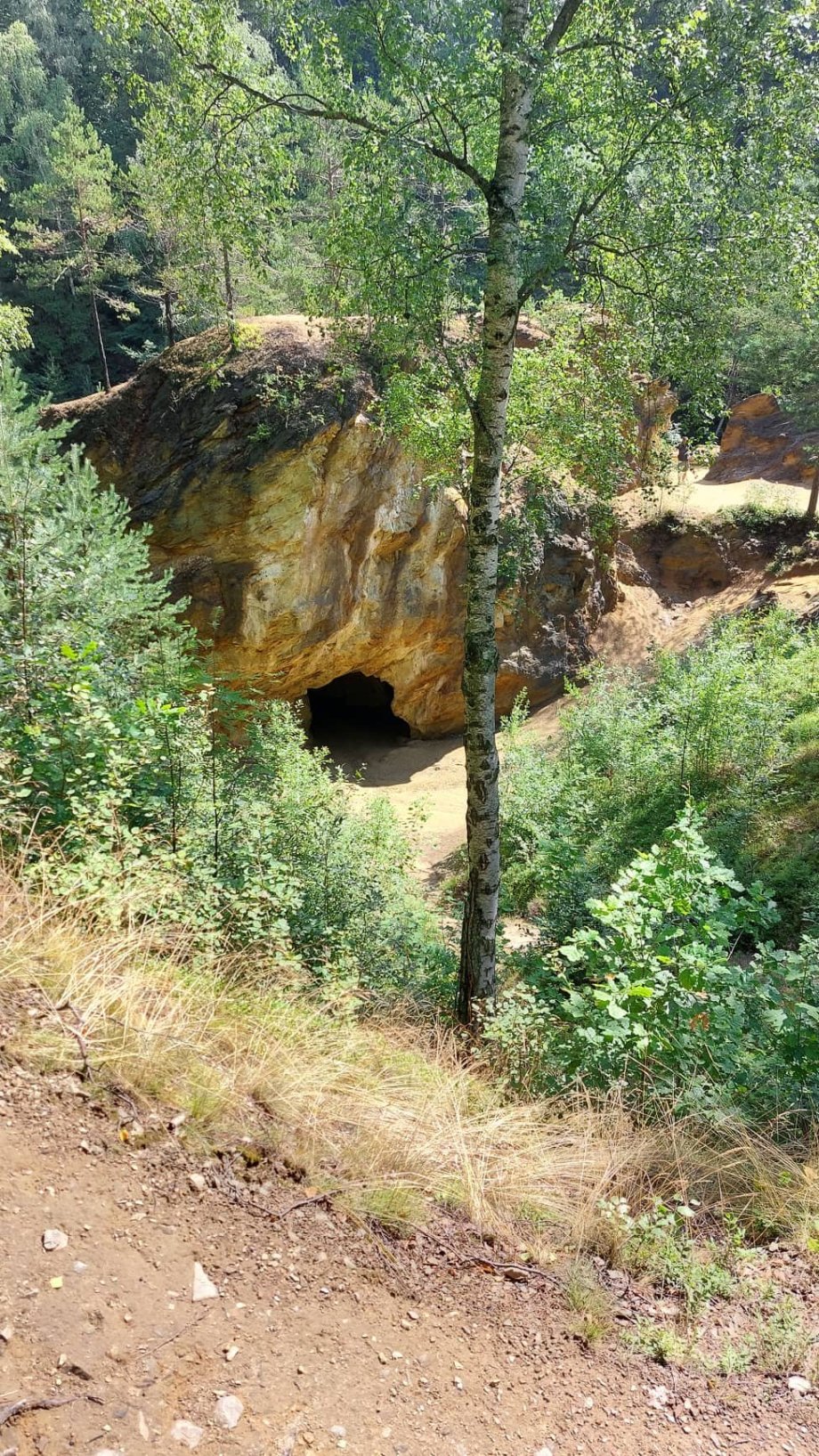 Průchod jeskyní ke žlutému jezírku