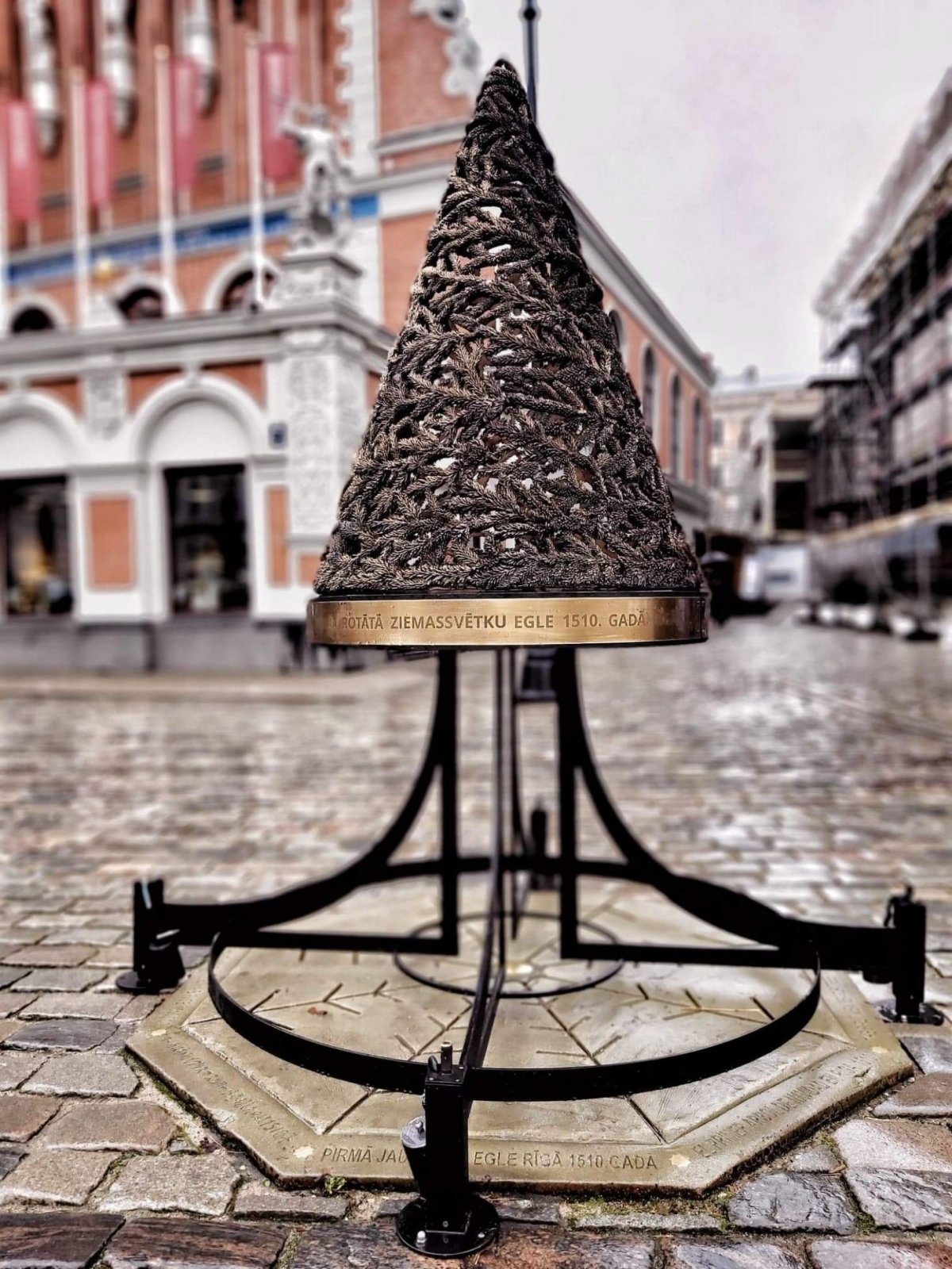 První vánoční stromek byl na náměstí vystaven poprvé v Rize...