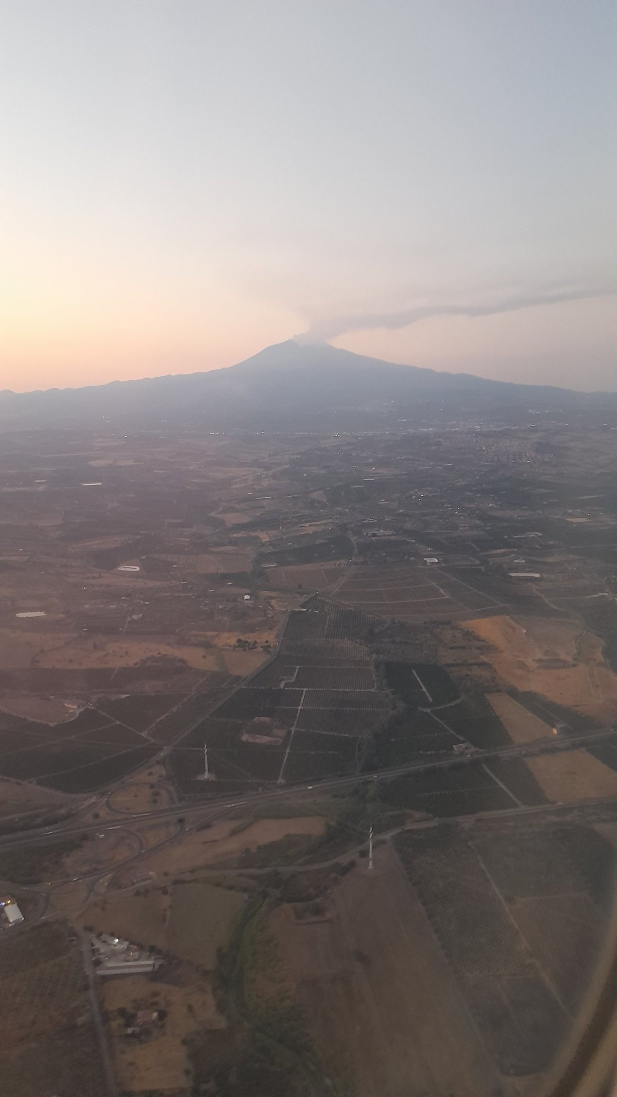 První pohled na Etnu z letadla