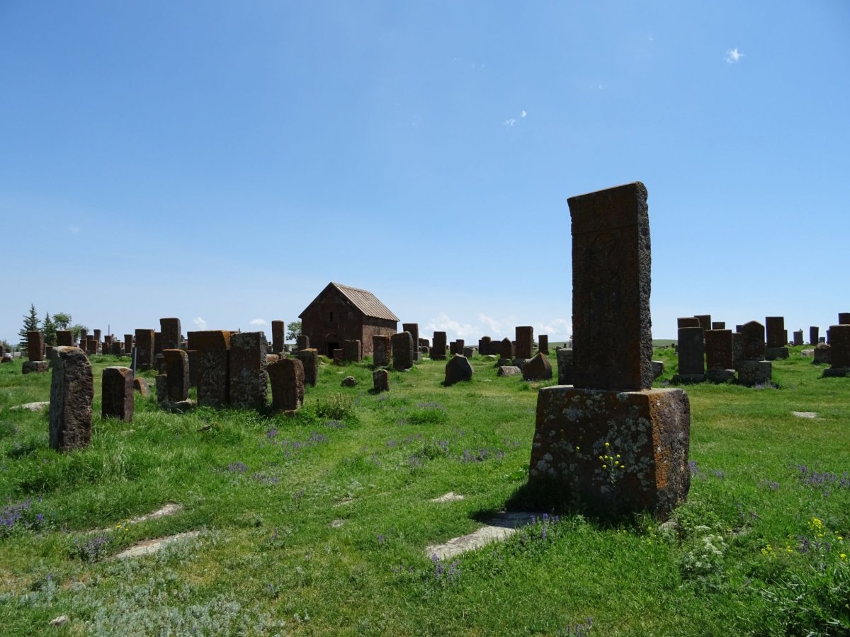 Hřbitov Noratus plný chačkarů.