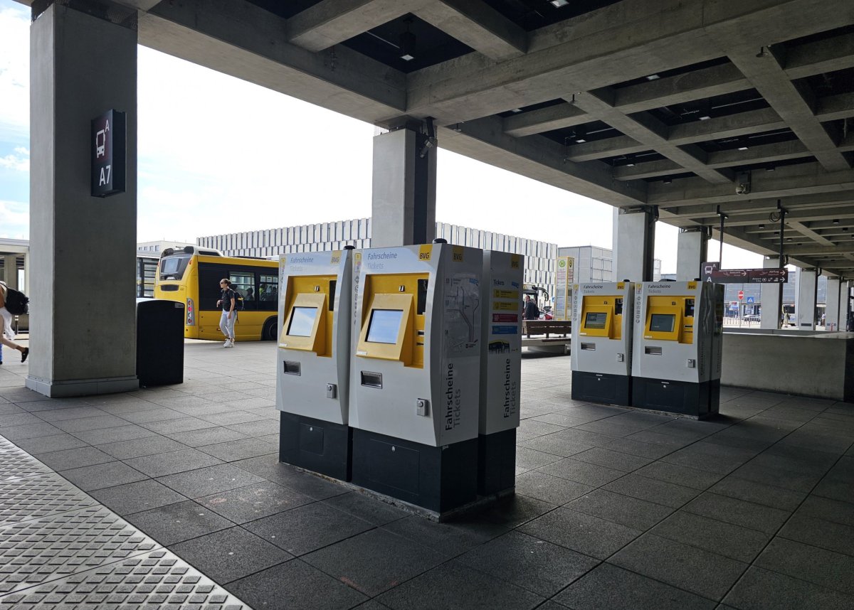 Automaty na jízdenky, zastávka bus