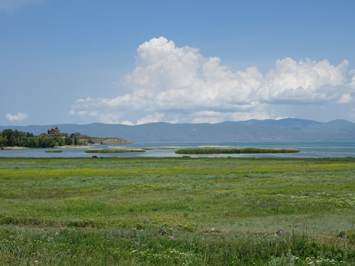 První výhledy na jezero Sevan.