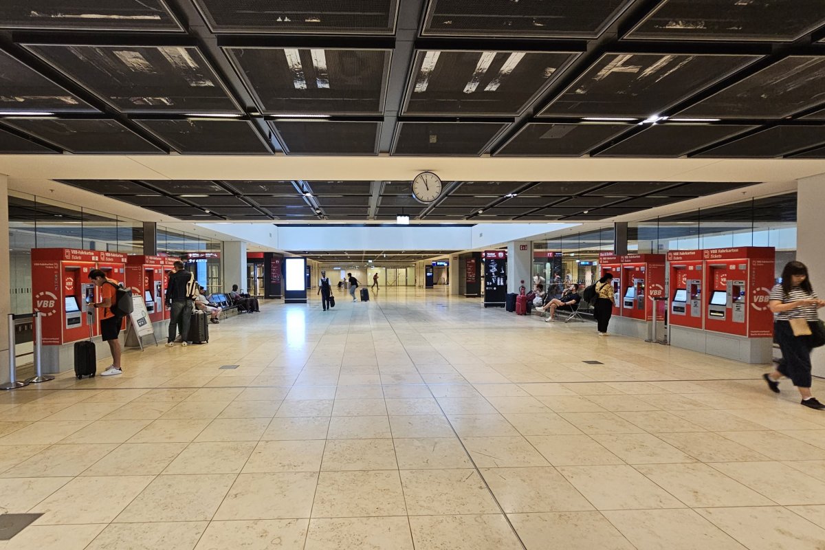 Jízdenky na vlak před vstupem na nástupiště