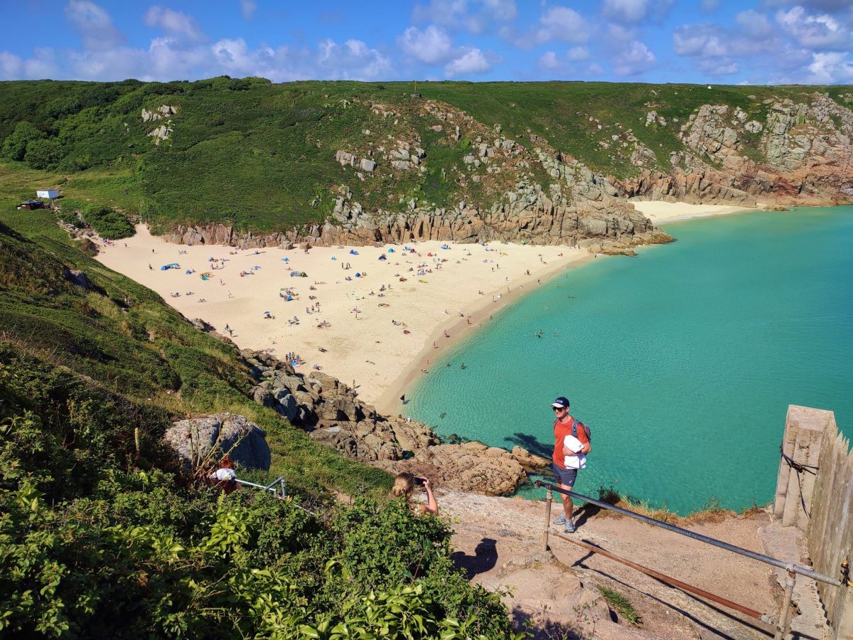 Pláž hned za Minack Theatre