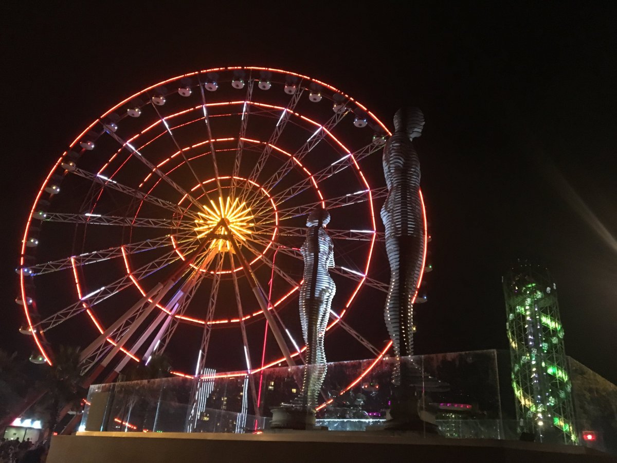 Ruské kolo a pohybující se socha dvou milenců (Ali a Nino)